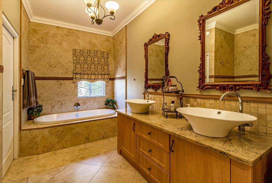 5 Bedroom Property for Sale in Golden Acre Western Cape